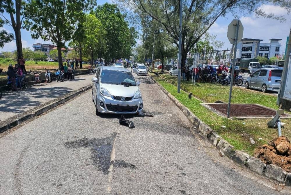 Kereta Perodua Alza dinaiki dua lelaki yang merempuh SJR di Plaza Tol Sungai Dua Pulau Pinang akhirnya ditahan di Bandar Laguna Merbok, Sungai Petani. - Foto PDRM