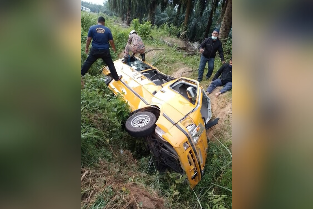 Sebuah van sekolah yang membawa muatan 16 kanak-kanak terbabas di Padang Temusu, Tikam Batu pada Selasa. - Foto JBPM