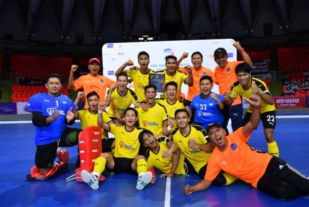 Skuad hoki negara meraikan kejayaan muncul juara Kejohanan Hoki Dalam Dewan Piala Asia di Bangkok, Thailand pada Isnin.