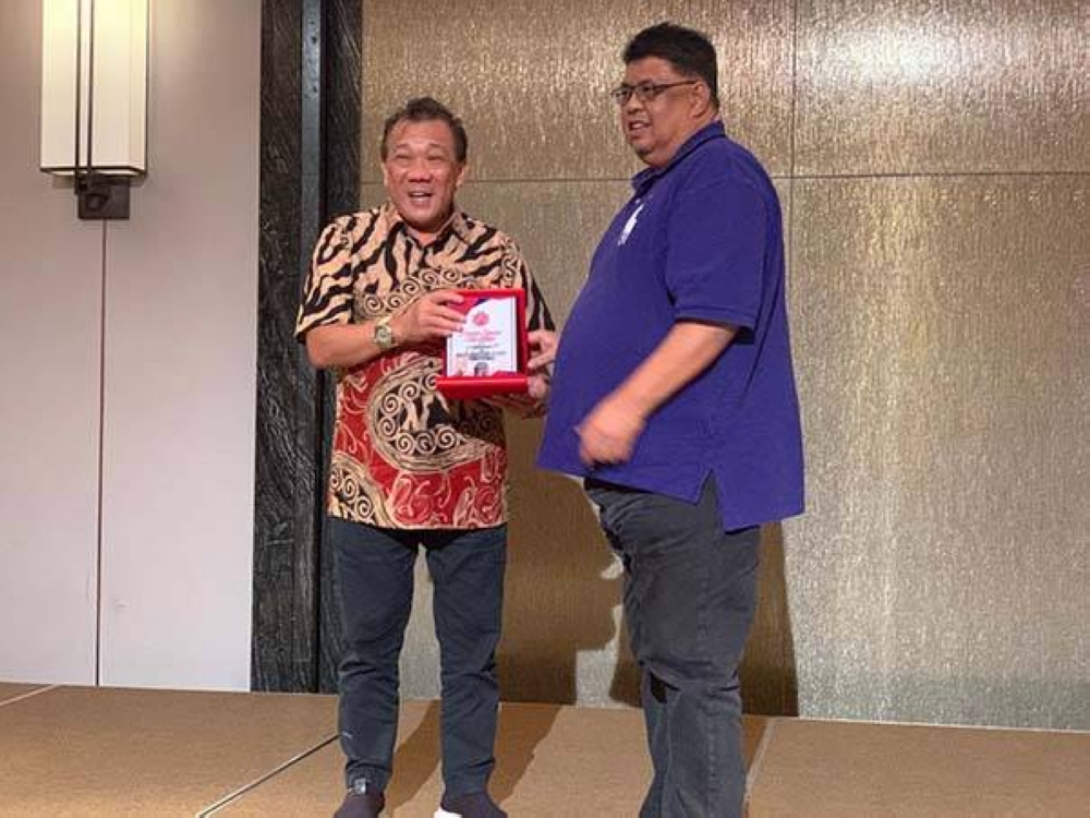 Bung Moktar menerima cenderamata daripada Abd Rauf pada program Retreat UMNO Melaka di Kota Kinabalu.