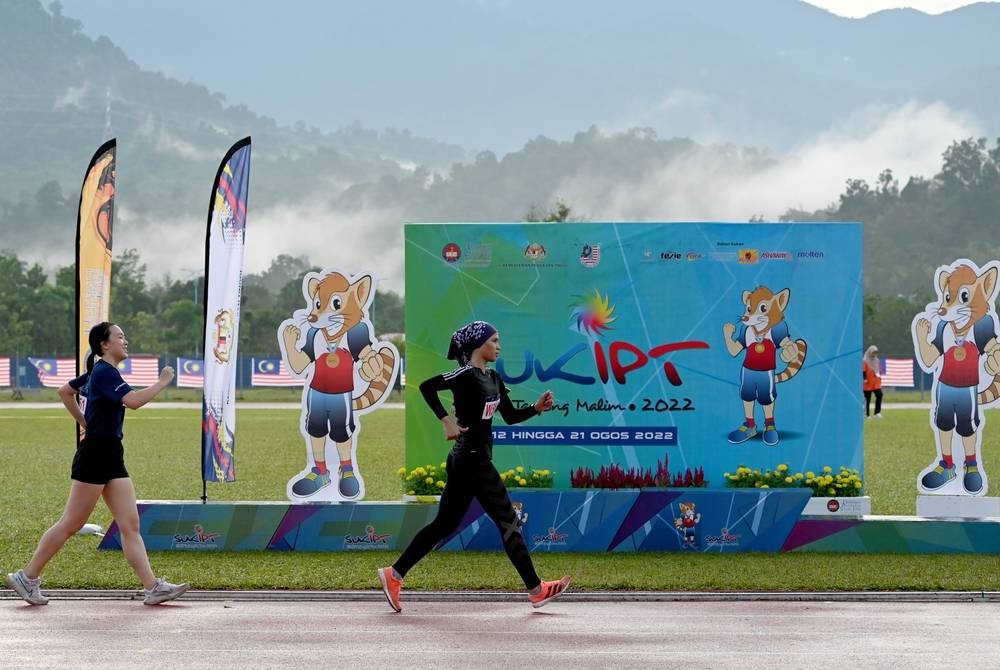 Nurul Alyahaziqah (depan) ketika beraksi dalam acara 5,000 meter jalan kaki wanita.