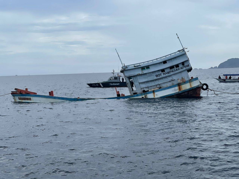 Bot nelayan Vietnam yang dilupuskan dengan menenggelamkannya sebagai tukun tiruan berhampiran Pulau Bidong pada Selasa. Foto: Maritim