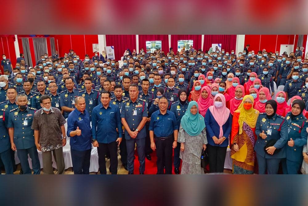 Saarani (depan, tengah) bertemu dengan warga JBPM Perak pada Majlis Jalinan Mesra dan sesi dialog penerangan Perak Sejahtera 2030 di Meru Raya pada Selasa.