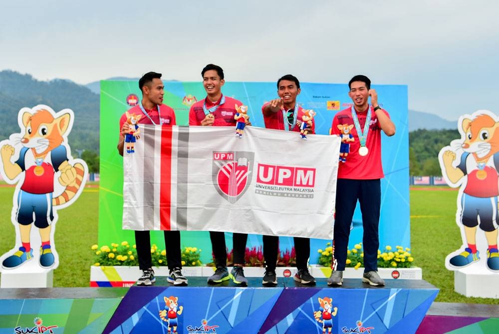 Kuartet 4×100 meter lelaki bergambar bersama pingat emas yang dimenanginya di SUKIPT 2022.