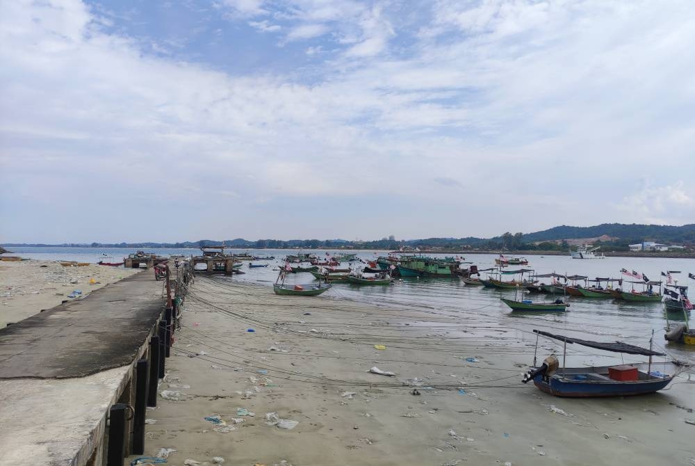 Keadaan jeti Pelabuhan LKIM Chendering di Kuala Terengganu yang semakin cetek menyukarkan proses pendaratan ikan.