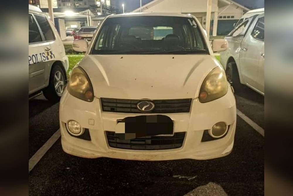 Kereta Perodua Myvi milik seorang guru wanita yang dilarikan suspek.