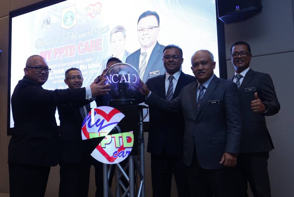 Presiden Persatuan Perkhidmatan Tadbir dan Diplomatik (PPTD) Datuk Isham Ishak (tiga, kanan) melancarkan My PPTD Care di Putrajaya pada Rabu.