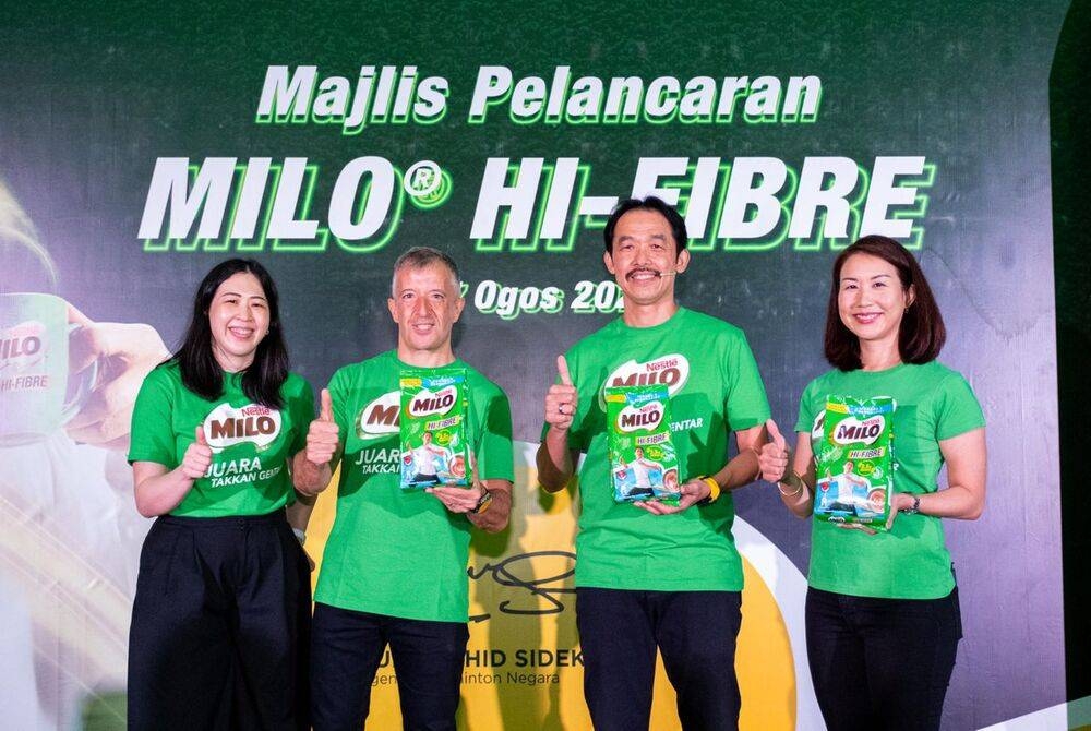 Dari kanan; Su Yen, Rashid dan Juan ketika melancarkan Milo Hi-Fibre pada Rabu.