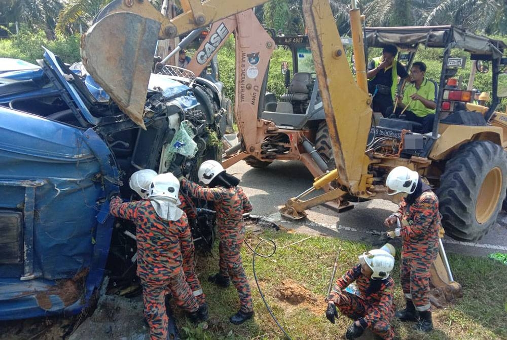 Tiga jengkaut digunakan bagi menarik keluar kenderaan yang terbabas dan terbalik di Jalan Kubu Gajah, Selama. - Foto ihsan JBPM Perak