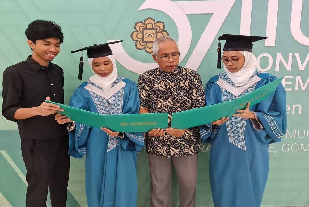 Amelia (dua dari kiri) dan Amelina (kanan) bersama-sama ahli keluarganya setelah menerima ijazah mereka pada Majlis Konvokesyen UIAM pada Rabu.