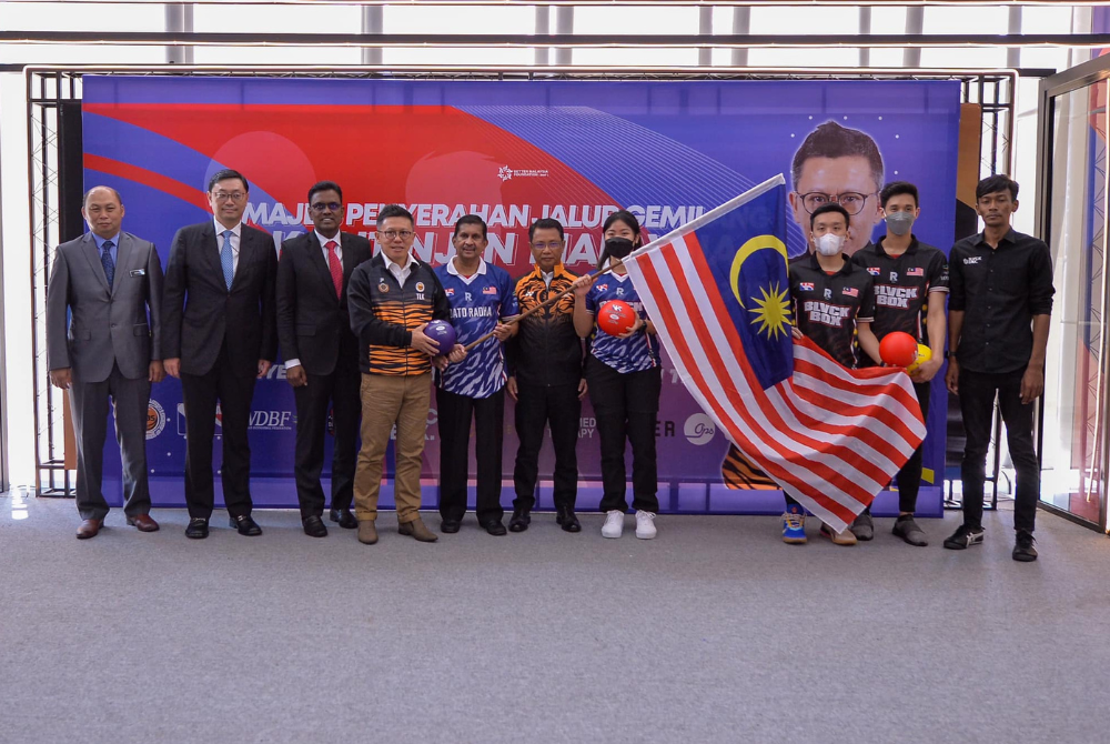 Lian Ker (empat, kiri) selepas menyerahkan Jalur Gemilang kepada kontinjen dodgeball negara yang menggalas cabaran di Kejohanan Dunia 2022.