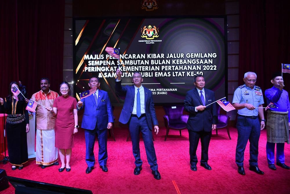 Hishammuddin (tengah) mengibar Jalur Gemilang pada Pelancaran Kibar Jalur Gemilang sempena Sambutan Bulan Kebangsaan peringkat Kementerian Pertahanan 2022. - Foto Bernama