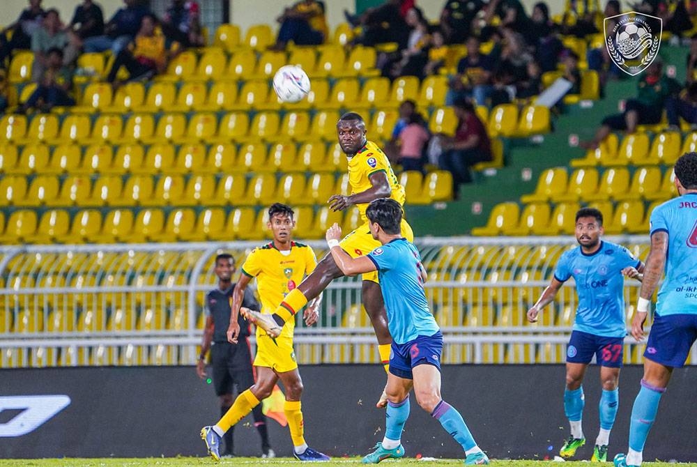 Ngah Wanja menjaringkan gol buat KDA FC sebelum disamakan kedudukan 1-1 oleh Sabah di penghujung perlawanan Liga Super 2022 di Stadium Darul Aman pada Rabu. - Foto KDA FC