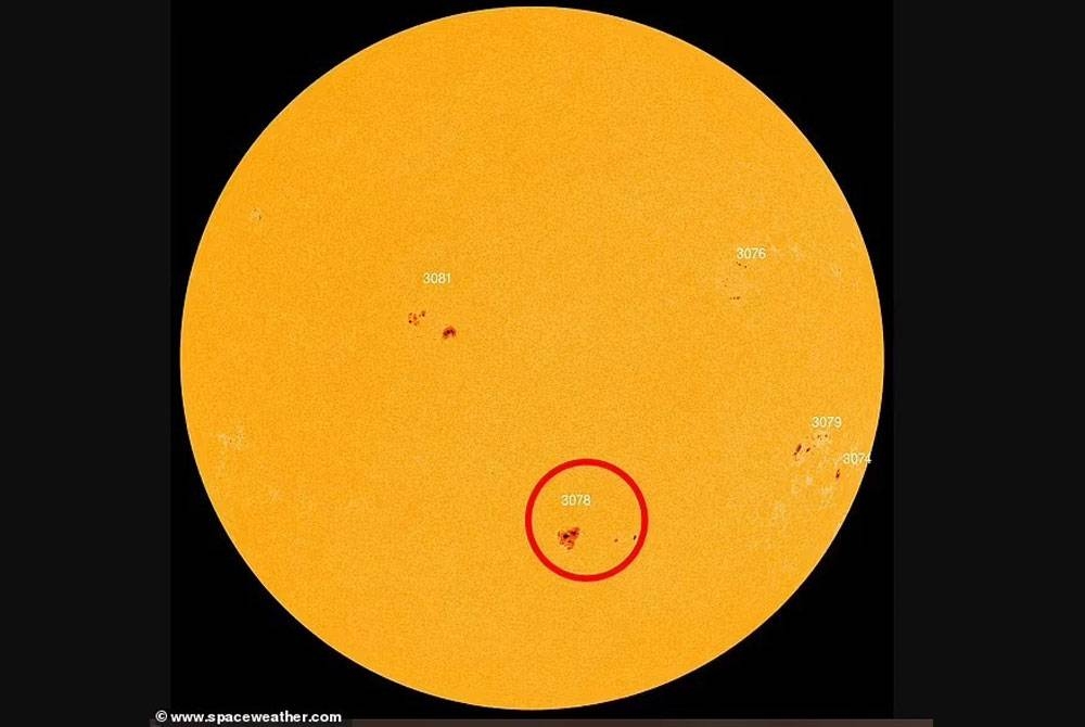 Dua letusan kuat matahari (dalam bulatan) mungkim menjejaskan kedudukan GPS dan gelombang radio di Timur Tengah dan Afrika pada Khamis. - Foto www.spaceweather.com