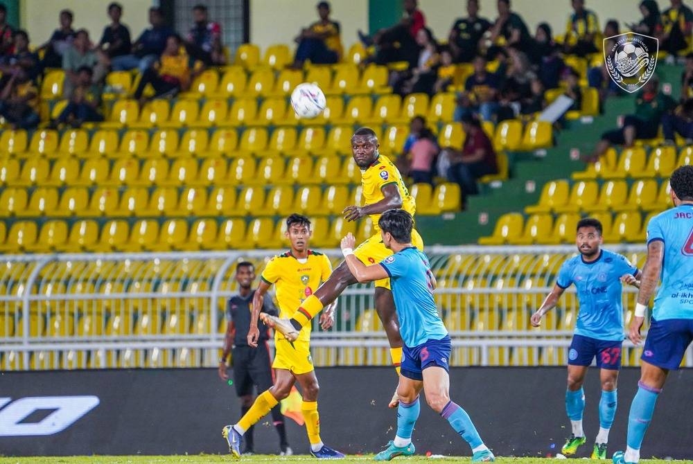 Ngah Wanja menjaringkan gol buat KDA FC sebelum disamakan kedudukan 1-1 oleh Sabah pada penghujung perlawanan Liga Super 2022 di Stadium Darul Aman pada Rabu. - Foto KDA FC