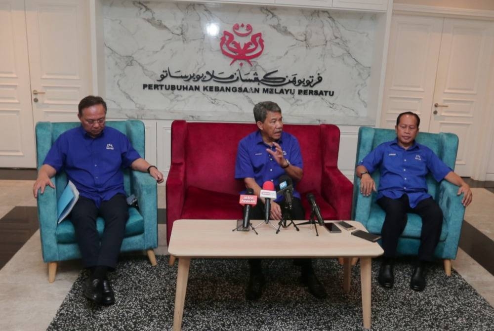 Mohamad ( tengah) bersama Hasni (kiri) dan Ahmad (kanan) pada Mesyuarat Jawatankuasa Penyelaras BN Johor di Bangunan Perhubungan UMNO Johor pada Khamis.