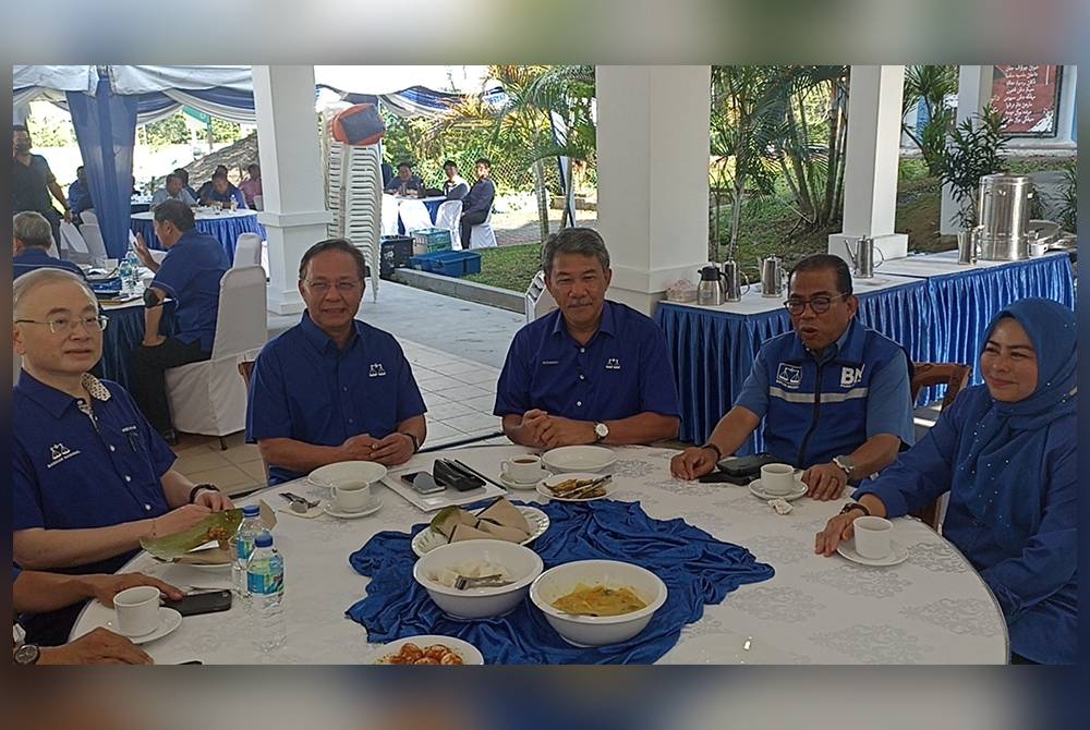 Mohamad (tengah) bergambar bersama pimpinan BN sebelum Mesyuarat Jawatankuasa Penyelaras BN Johor di Ibu Pejabat BN Johor, pada Khamis.