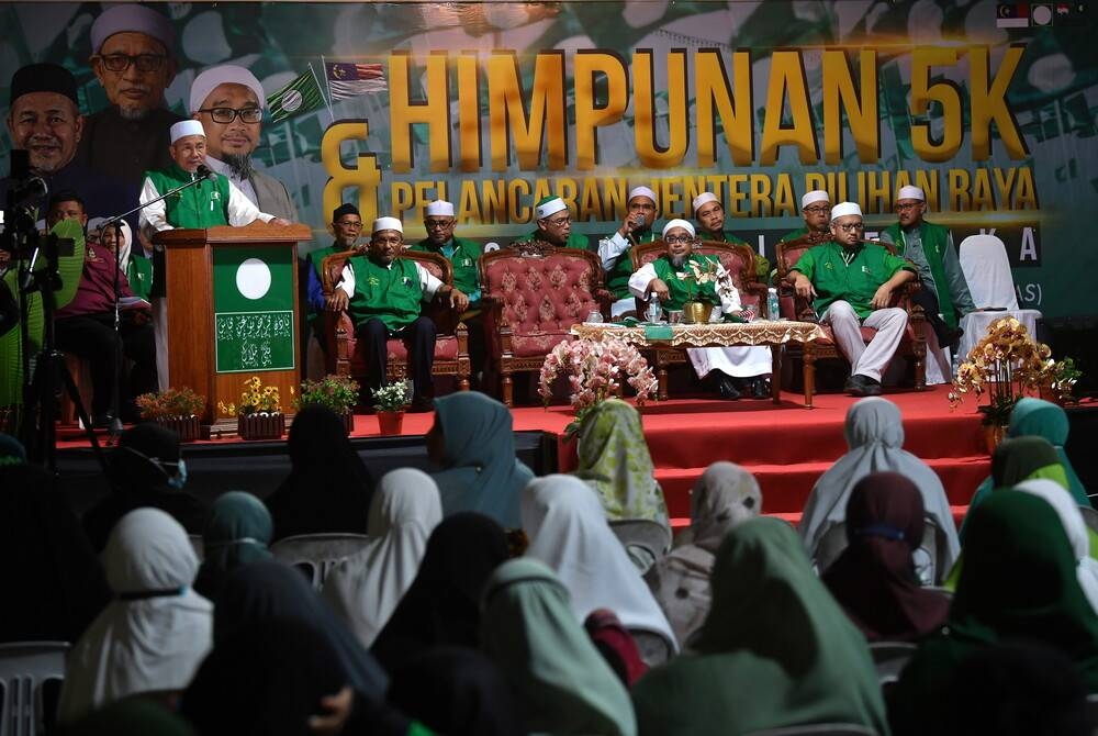 Tuan Ibrahim menyampaikan ucapan pada Program Himpunan 5K dan Pelancaran Jentera Pilihan Raya di Pejabat Badan Perhubungan Pas dekat Semabok, pada Rabu. - Foto Bernama