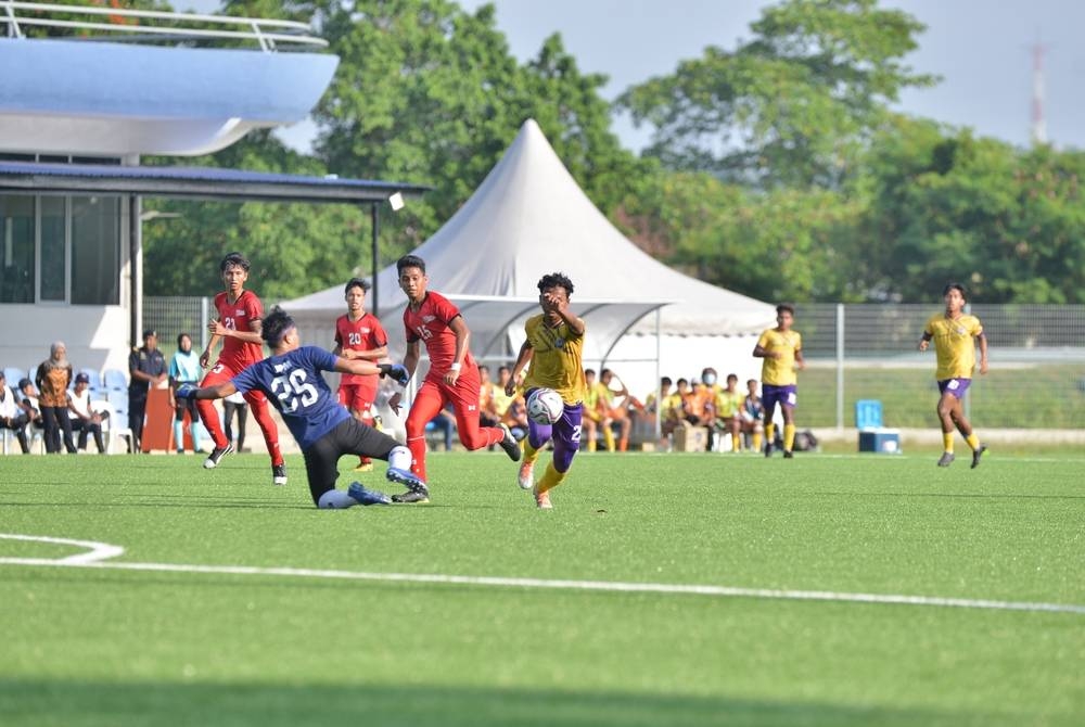 Antara aksi perlawanan UiTM menentang UPM di padang turf UKM pada Khamis.