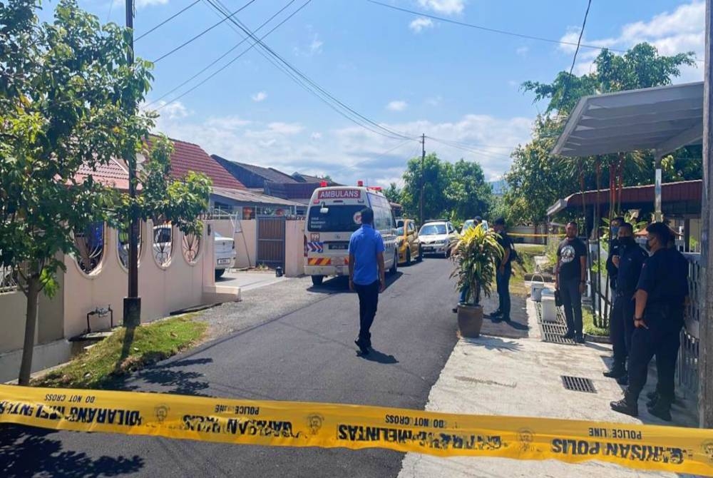 Polis menjalankan siasatan di lokasi kejadian.