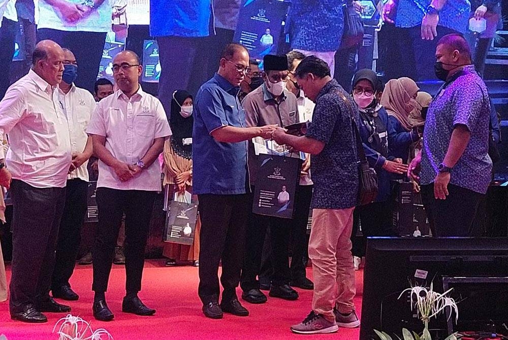 Wan Rosdy menyerahkan surat tawaran kepada penerima pada Majlis Pelancaran RRP 2022 dan Penyerahan Surat Tawaran kepada penerima dari 42 DUN Pahang di sini pada Khamis.