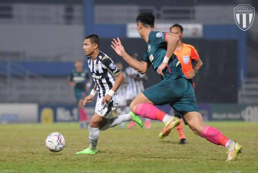 Kelincahan Faisal (kiri) berjaya mengucar-kacirkan benteng pertahanan Selangor FC pada aksi Liga Super di Petaling Jaya pada Rabu. Foto FB Terengganu FC