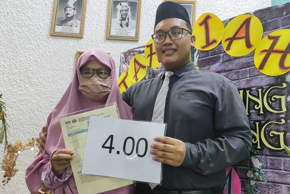 Tengku Iskandar Firdaus gembira dapat hadiahkan keputusan cemerlang STPM kepada ibunya, Zaharah.