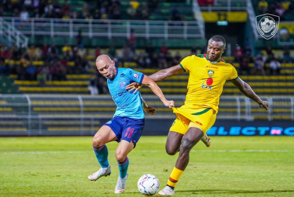 Ronald Ngah Wanja (kanan) diasak pemain Sabah FC pada aksi Liga Super di Stadium Darul Aman pada malam Rabu. - Foto KDA FC