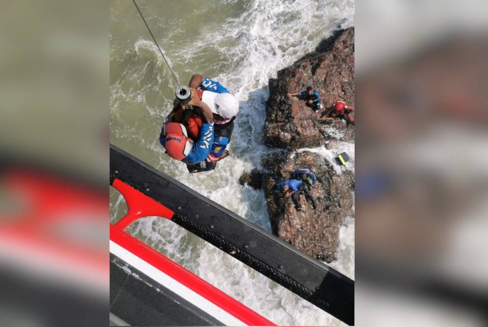 Lima pemancing yang terkandas berikutan cuaca buruk dan angin kencang diselamatkan di Pulau Batu Berantai di kedudukan 1.4 batu nautika Barat Laut Pantai Remis Jeram pada Khamis.