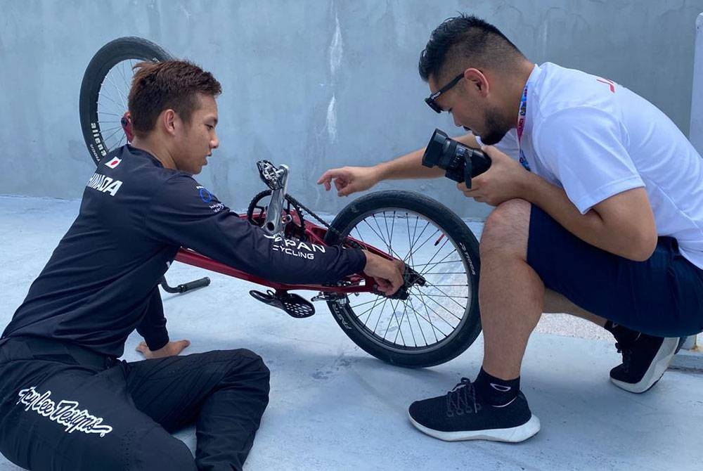 Sampei berbincang dengan Shimada selepas sesi latihan petang di Arena BMX Nasional pada Khamis.