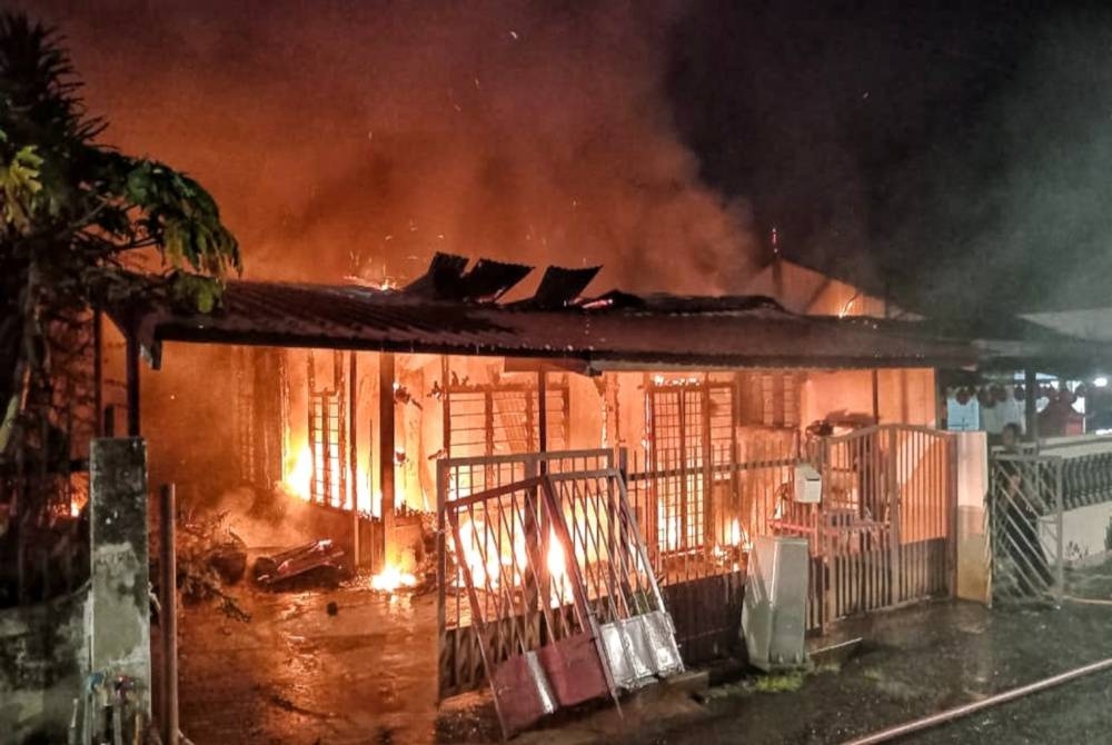 Tiga buah rumah di Bukit Piatu musnah dalam kebakaran pada malam Khamis.