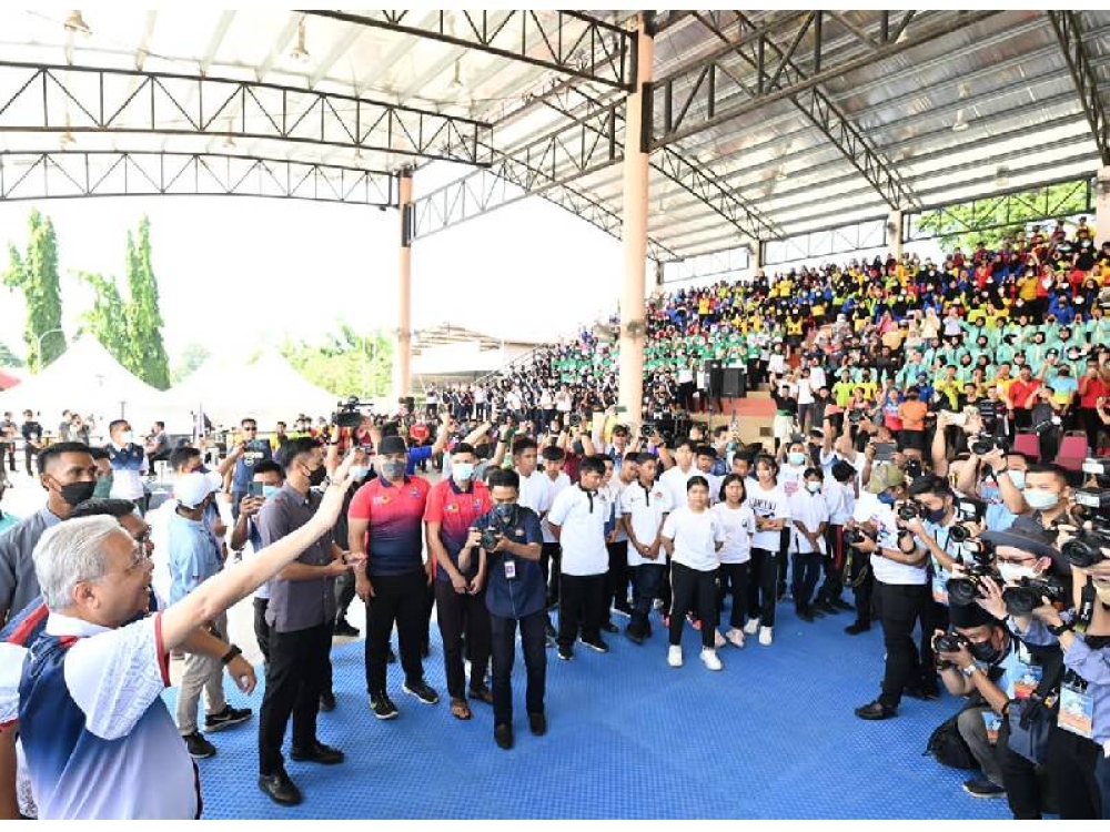 Perdana Menteri, Datuk Seri Ismail Sabri Yaakob melambai tangannya kepada pelajar sekolah ketika lawatan kerjanya di Sabah.