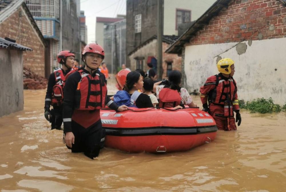 Sekurang-kurangnya 17 orang maut, manakala 17 lagi masih hilang selepas aliran lumpur bercampur batu yang dicetuskan oleh hujan lebat melanda kawasan perkampungan di barat laut Qinghai, China awal Khamis. - Foto Fail Reuters