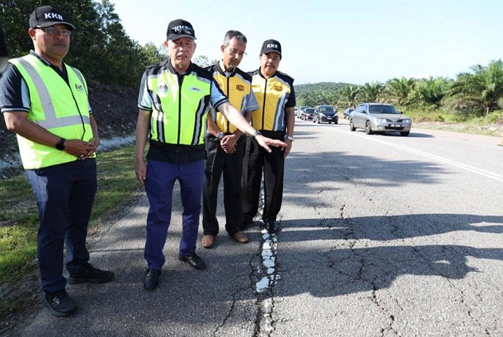 Fadillah menunjukkan jalan yang rosak ketika Jelajah FTRoadpedia Zon Selatan 2.0 di Kota Tinggi pada Jumaat.