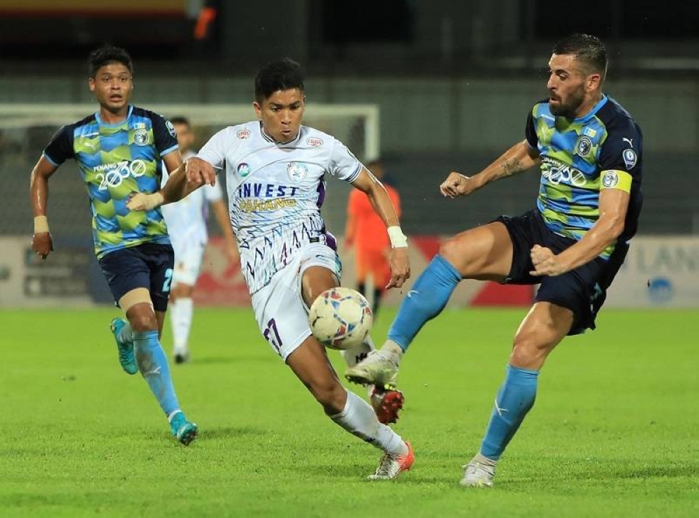 Pemain Sri Pahang FC (tengah) cuba mengelak daripada terkaman pemain import Penang FC - Foto FB Sri Pahang FC