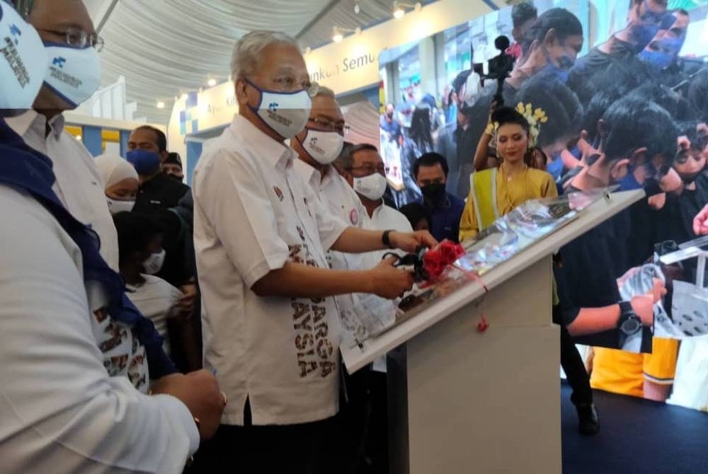 Ismail Sabri turut meyempurnakan pelancaran Bantuan@MyKM di tapak karnival