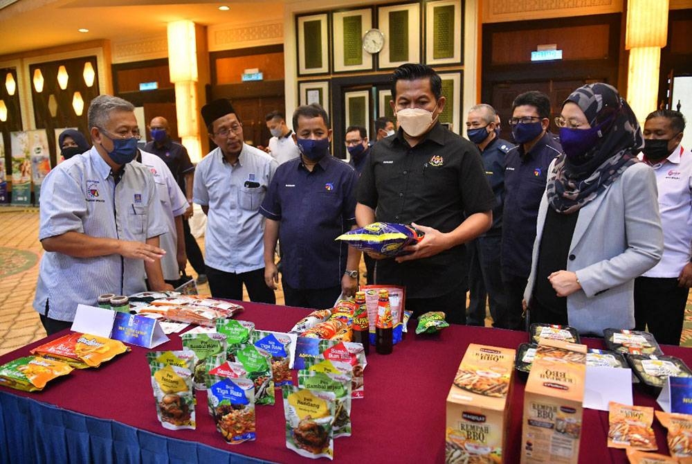 Mohd Shahar (empat dari kiri) melihat produk usahawan yang menyertai Program entrepreneur ECER-SIRIM pada Jumaat.