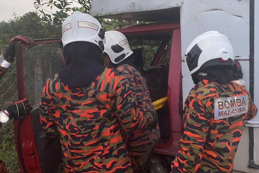 Anggota penyelamat mengeluarkan seorang pemandu selepas lori dipandunya terbabas dan melanggar pokok di Kilometer 10.9 Lebuhraya Utara Selatan, Johor Bahru, pada Jumaat