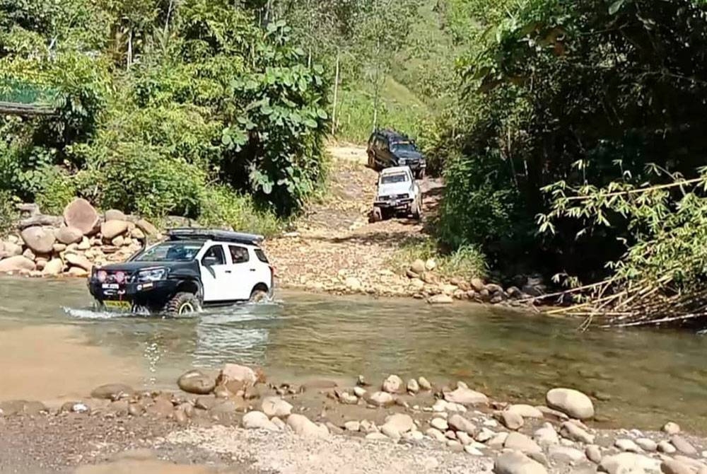 Pacuan empat roda perlu meredah sungai untuk sampai ke Kampung Terian yang terletak lebih 30 kilometer dari Penampang.