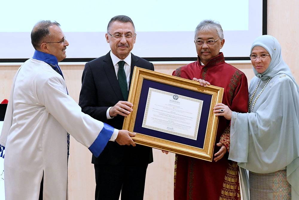 Yang di-Pertuan Agong Al-Sultan Abdullah Ri&#039;ayatuddin Al-Mustafa Billah Shah berkenan menerima Ijazah Kedoktoran Kehormat Sains Politik dan Hubungan Antarabangsa dari Universiti Marmara yang disampaikan oleh Rektor Universiti Marmara Prof Dr Mustafa Kurt (kiri) dari Universiti Marmara hari ini. - Foto Bernama