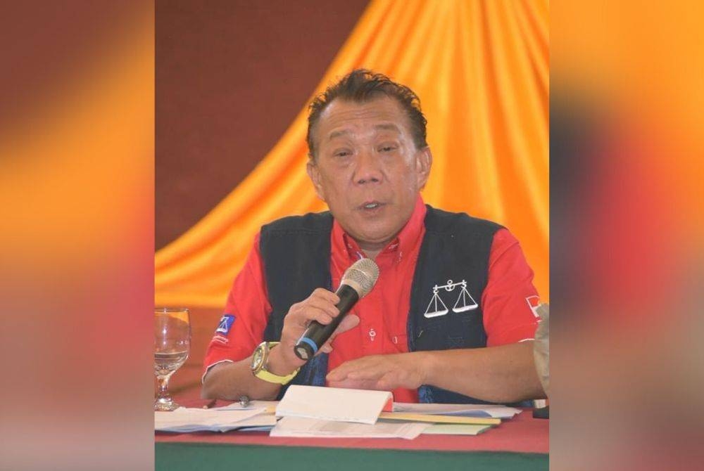 Bung Moktar ketika mempengerusikan mesyuarat khas UMNO Bahagian Kinabatangan, di Sandakan.