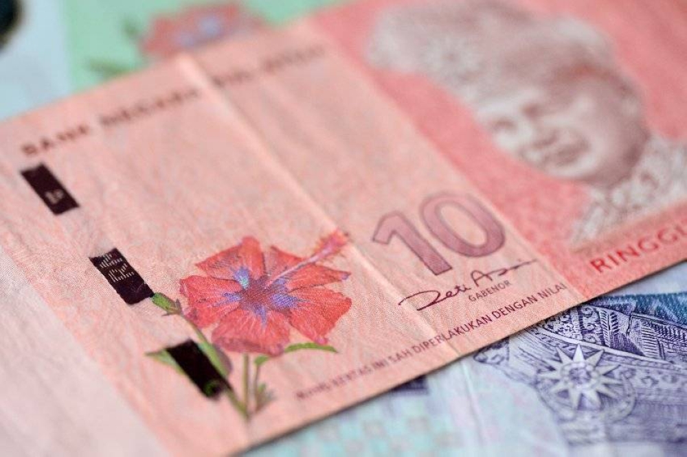 Ringgit susut berbanding dolar AS kepada 4.4760/4795 pada Jumaat. - Foto 123RF