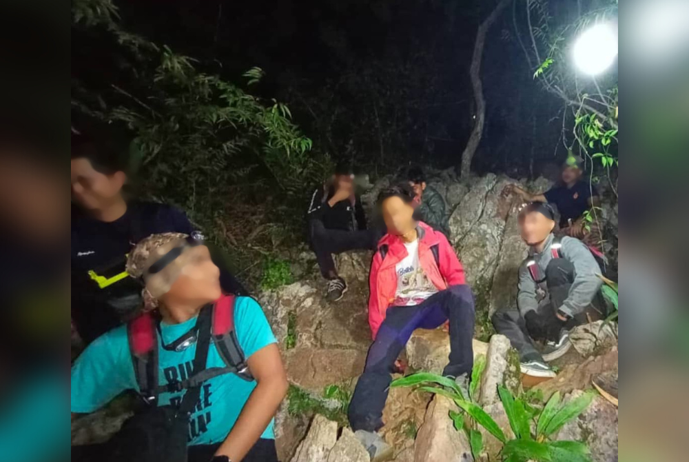 Operasi mencari dan menyelamat mangsa sesat di Gunung Pulai dilakukan segera selepas menerima aduan berhubung kejadian pada Jumaat. - Foto ihsan bomba