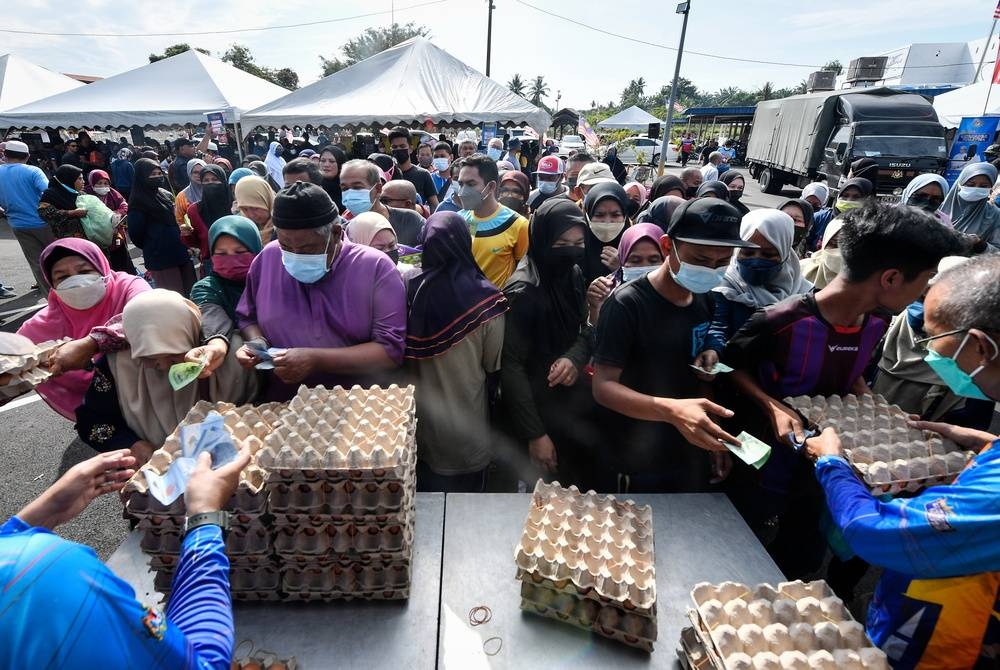 Orang ramai membeli barangan keperluan dengan harga di bawah pasaran pada Jualan Keluarga Malaysia Negeri Pulau Pinang di Masjid Al-Ariffi pada Sabtu. - Foto Bernama