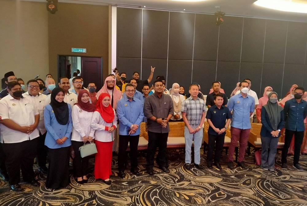 Khairul Shahril (enam dari kiri) dan Mohd Annuar (enam dari kanan) bergambar bersama belia yang hadir selepas Majlis Pelancaran Perak Food Hunter 2.0 di sebuah hotel di Ipoh pada Sabtu.