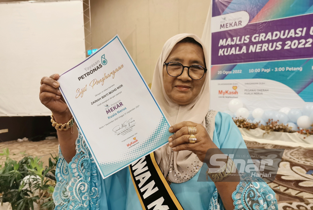 Zainah bersama sijil penghargaan yang diperoleh sempena Majlis Graduasi MEKAR Kuala Nerus, pada Sabtu.