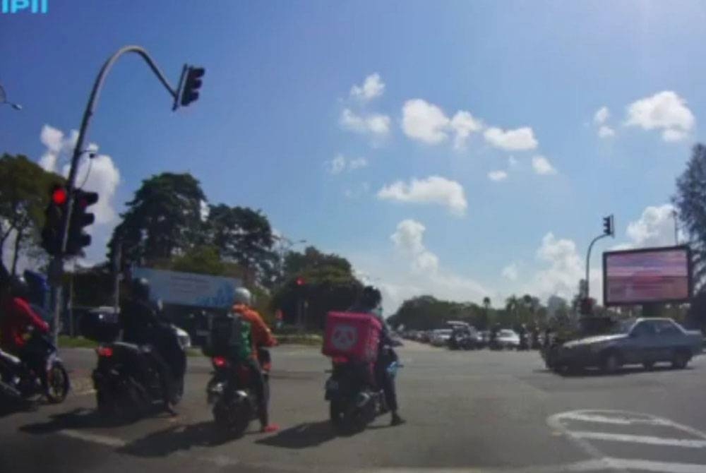 Tangkap layar video tular memaparkan penunggang motosikal yang dirempuh sebuah kereta di persimpangan lampu isyarat Jalan Besar/Jalan Bandar dekat Pasir Gudang.