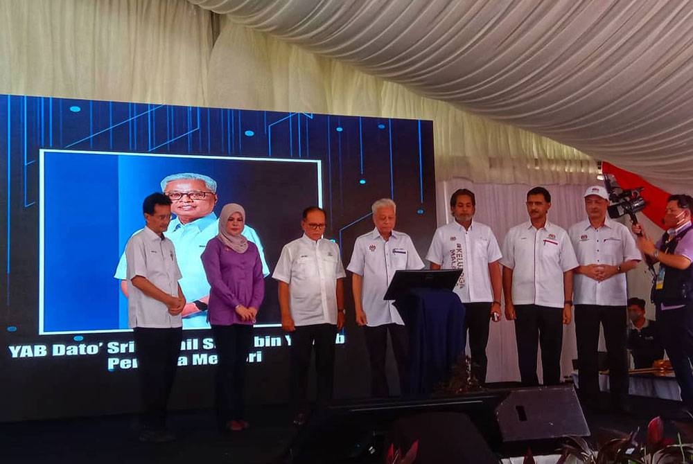 Ismail Sabri (empat dari kiri) bersama Khairy Jamaluddin (empat dari kanan) menyempurnakan simbolik perasmian Hospital Bera di sini pada Sabtu.