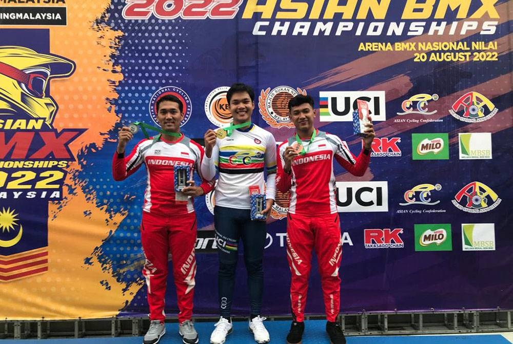 Sukprasert (tengah) bersama Busti Bagus (kiri) dan Yusri Wakhidur selepas majlis penyampaian pingat ACC BMX 2022 di Arena BMX Nasional, Nilai pada Sabtu.