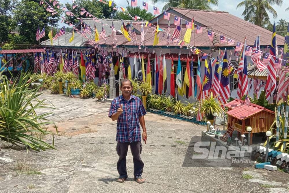 Mohd Jumaro di hadapan rumahnya di Felda Raja Alias 4.